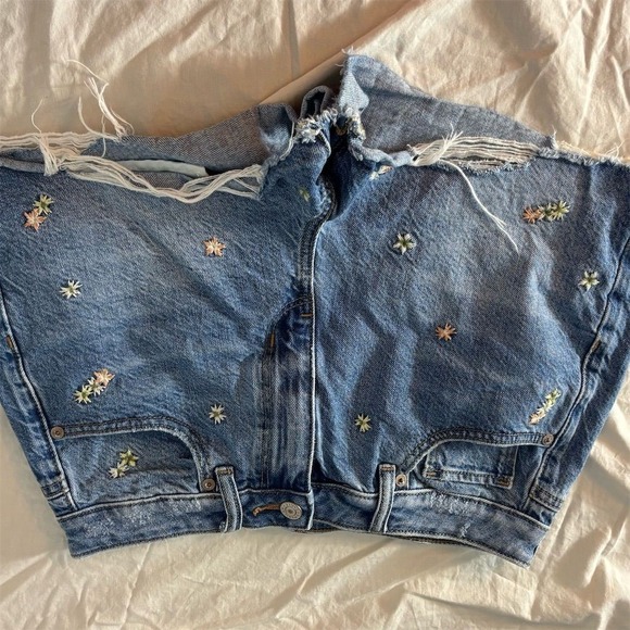 American Eagle Outfitters Pants - American Eagle Women's High‎ Rise Mom Shorts Floral Embroidered Size 4
